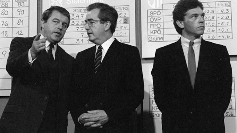 Franz Vranitzky (l.), Alois Mock (m.) und Jörg Haider (r.) während der Wahl am 23. November 1986 in Wien. Mock verstarb 2017 im Alter von 82 Jahren. Er litt an der Parkinson-Krankheit, verheimlichte diese jedoch lange Zeit. (Bild: APA/ROBERT JAEGER)