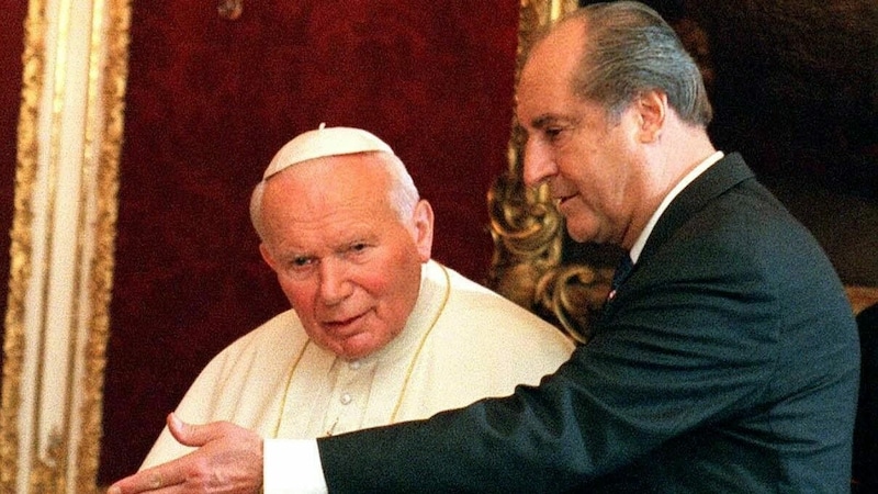 Papst Johannes Paul II. 1998 mit Bundespräsident Thomas Klestil in Wien. (Bild: APA/Techt Hans)