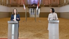 Tourismusministerin Elisabeth Köstinger (r.) und Lisa Weddig (Bild: APA/HERBERT NEUBAUER)