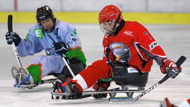  Para-Hockey-Spieler bewegen sich auf Schlitten fort. Podcast-Moderator Patrick Jochum plaudert mit Steelers-Gründer Stefan Eberdorfer. (Bild: F. Pessentheiner)