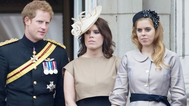 Prinz Harry mit seinen Cousinen Prinzessin Eugenie und Prinzessin Beatrice bei der Geburtstagsparade der Queen im Jahr 2014 (Bild: Patrick van Katwijk / dpa / picturedesk.com)