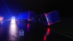 Der Sturm hatte am Montag einen Lkw-Anhänger umgeblasen (Bild: FF Schützen am Gebirge)