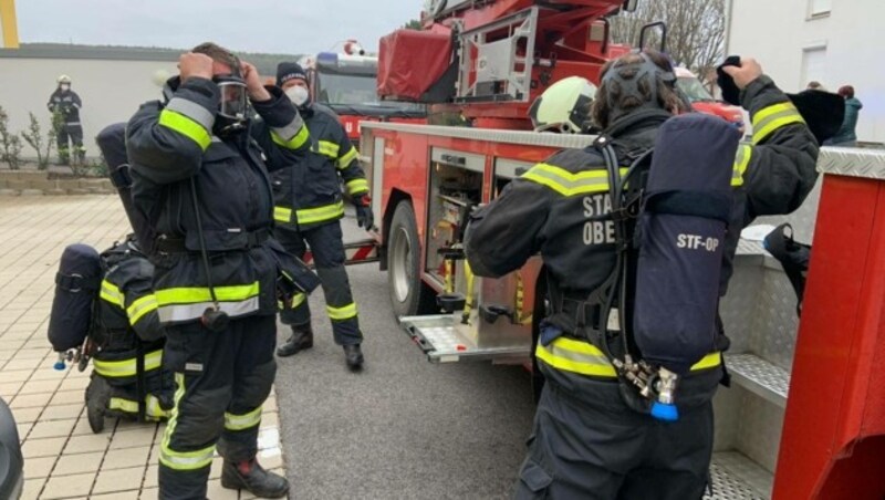 12 Bewohner des Hauses mussten neben der Brandbekämpfung von den Feuerwehrleuten in Sicherheit gebracht werden. (Bild: FF Oberpullendorf)