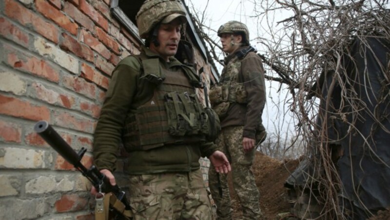 Ukrainische Soldaten an der Front bei Marinka, einer kleinen Stadt in der Donezk-Region an der Frontlinie in der Ostukraine. (Bild: AFP)