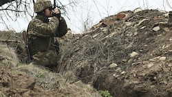 Ein ukrainischer Soldat beobachtet Feindbewegungen an der Frontlinie in der Ostukraine. (Bild: AP)