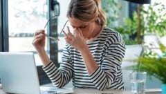 Jede Frau leistet pro Jahr im Schnitt jeweils 1.390 Stunden unbezahlter Sorge- und Hausarbeit.