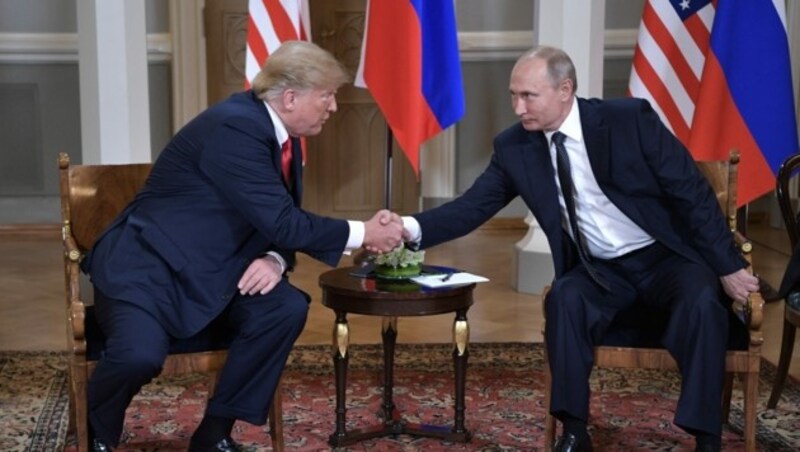 Vielsagende Blicke: Donald Trump und Wladimir Putin bei ihrem Treffen 2018 Helsinki (Bild: AFP)