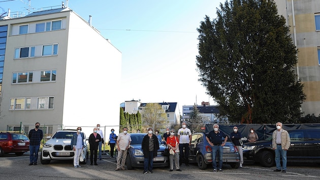 Hier soll ein Wohnhaus entstehen, das die umliegenden überragt - die Anrainer protestieren. (Bild: Gerhard Bartel, Krone KREATIV)