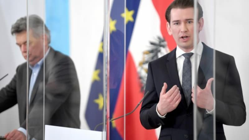 Vizekanzler Werner Kogler und Kanzler Sebastian Kurz (Bild: APA/ROLAND SCHLAGER)