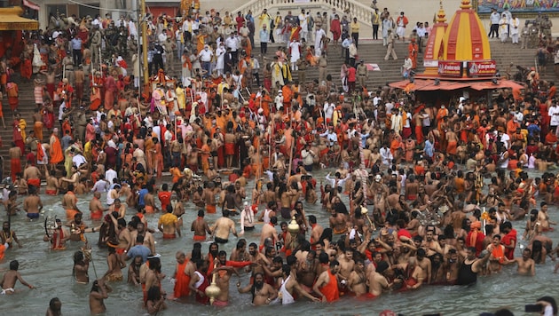 Beim Kumbh-Mela-Fest feierten 50.000 Menschen in Indien - ohne auf die Corona-Abstandsregeln zu achten oder eine Maske zu tragen. (Bild: AP)