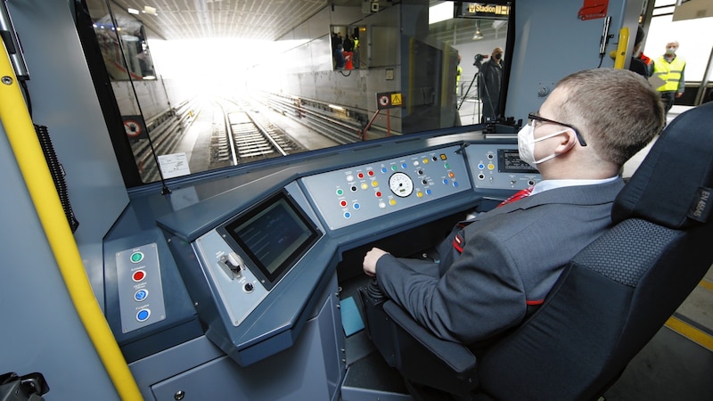 Modernes Cockpit im X-Wagen (Bild: Reinhard Holl)