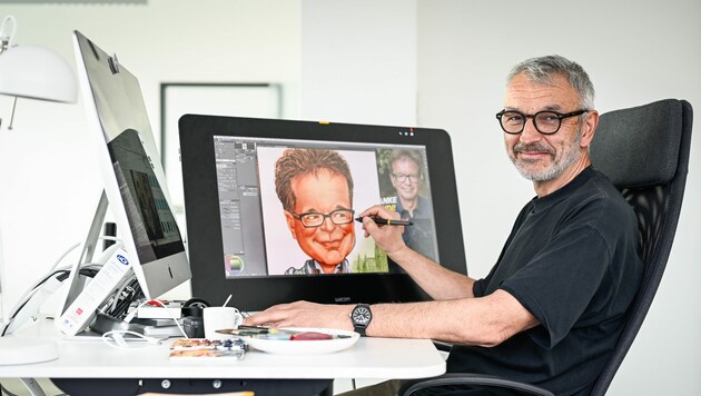 Krone-Karikaturist Milan Ilic in seinem Büro in Linz mit einer Rudi Anschober-Zeichnung (Bild: Alexander Schwarzl)
