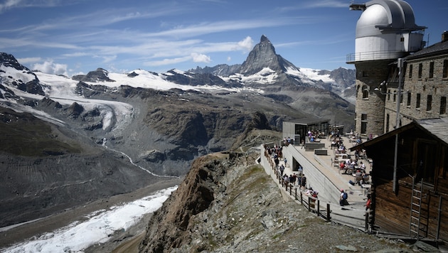Die Schweiz lockert die Corona-Maßnahmen und öffnet zumindest die Außen-Gastronomie. (Bild: AFP)