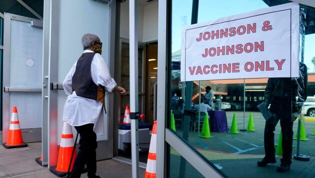 Eine Impfstraße in Kalifornien, wo bis vor Kurzem nur mit dem Impfstoff von Johnson & Johnson geimpft wurde (Bild: AP)
