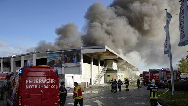 Nach der Explosion stieg eine Rauchsäule über der Sortieranlage in Hörsching auf. 18 Feuerwehren waren im Einsatz. (Bild: gewefoto - Gerhard Wenzel)