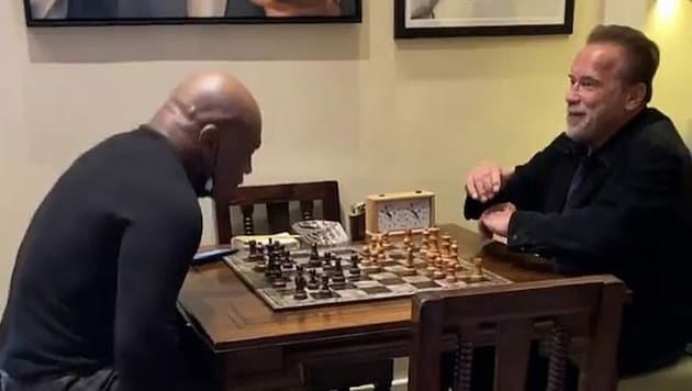 Arnold Schwarzenegger spielte mit Mike Tyson eine Partie Schach. (Bild: instagram.com/henry_cejudo)