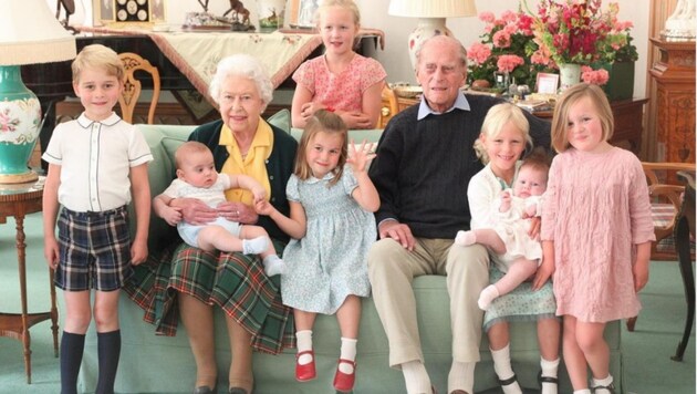Prinz Philip und Queen Elizabeth umgeben von sieben ihrer Urenkel. (Bild: instagram.com/kensingtonroyal)