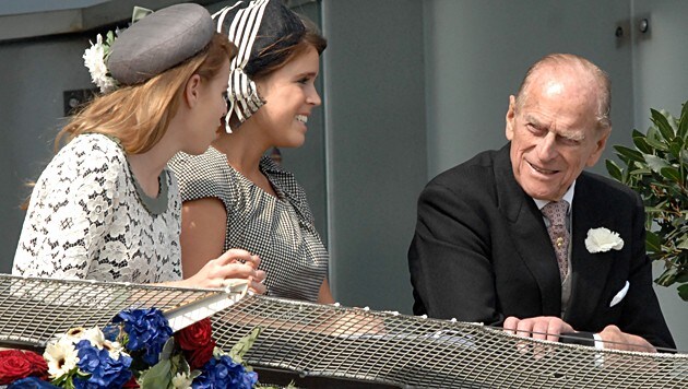 Prinz Philip mit den Prinzessinnen Beatrice und Eugenie 2012 (Bild: www.pps.at)