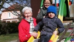 Irene Weber mit Emma und Theo. Die beiden haben ihre „Leih-Oma“ ins Herz geschlossen. (Bild: Nachbarschaftshilfe Plus)