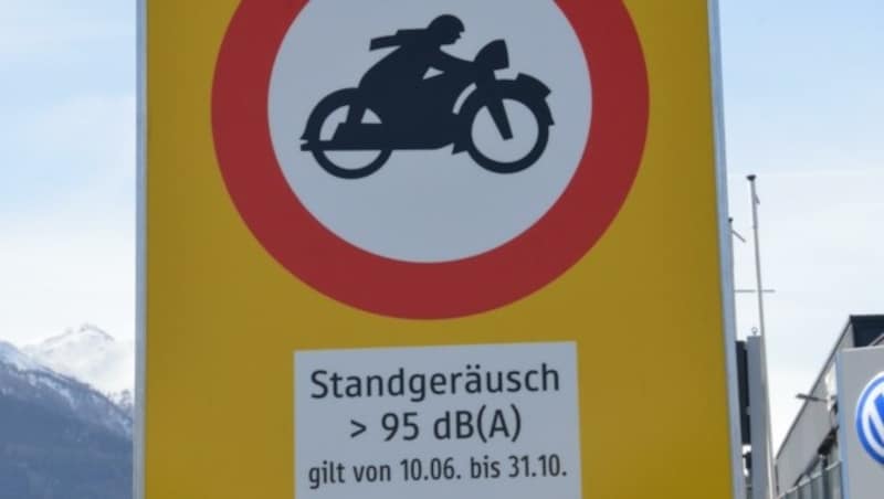 Für Biker ein rotes Tuch: Das umstrittene Fahrverbot auf Außerferns Straßen. (Bild: Daum Hubert)