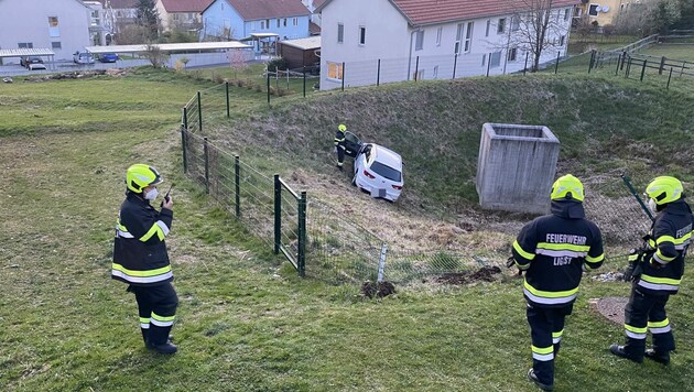 15 Mann der Feuerwehr Ligist waren knapp zwei Stunden mit der Pkw-Bergung beschäftigt. (Bild: FF Ligist)