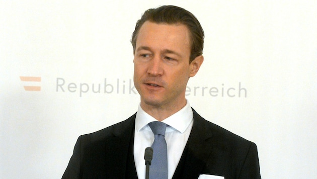 Finanzminister Gernot Blümel (Bild: APA/HERBERT PFARRHOFER)