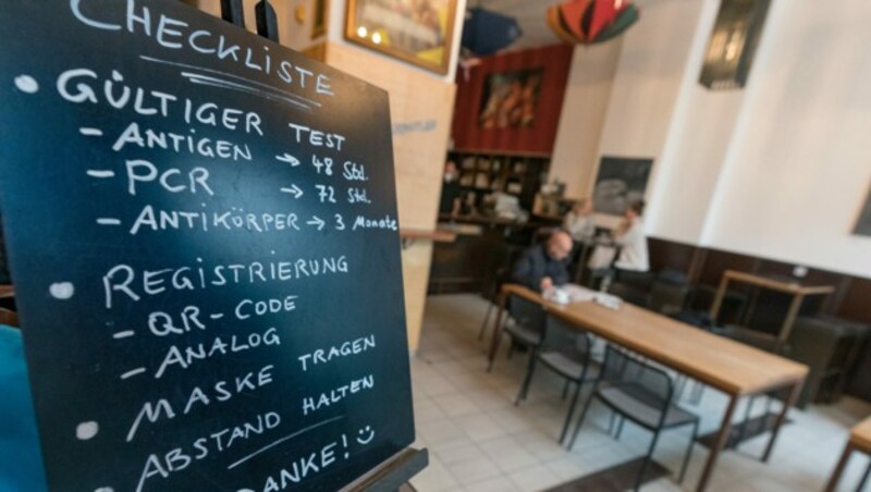 In Vorarlberg gelten für die geöffnete Gastro allerdings auch sehr strenge Regeln. (Bild: APA/DIETMAR STIPLOVSEK)