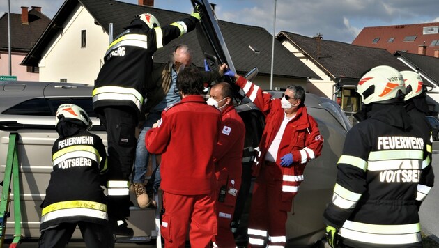 Die Rettungskräfte konnten den Lenker aus seinem Fahrzeug befreien. (Bild: FF Voitsberg/Ninaus)