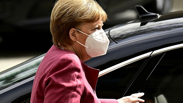 Bundeskanzlerin Angela Merkel hat sich offenbar für den Impfstoff von AstraZeneca entschieden. (Bild: APA/AFP/Tobias SCHWARZ)