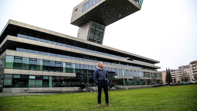 Rudi Quhenberger vor der "Tribühne Lehen", der Stadtbibliothek, wo einst das Lehener Stadion stand. (Bild: Tröster Andreas)