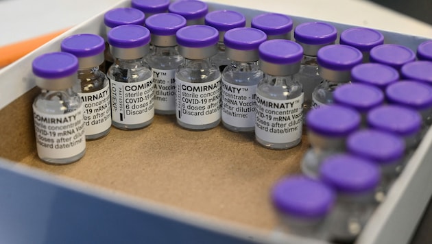 Mehr und mehr schützender Impfstoff wird nach Österreich geliefert. (Bild: AFP)
