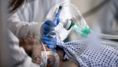 Die Corona-Patienten auf den Intensivstationen werden immer jünger - in Deutschland sind sie im Schnitt 47 bis 48 Jahre alt. (Bild: AFP)