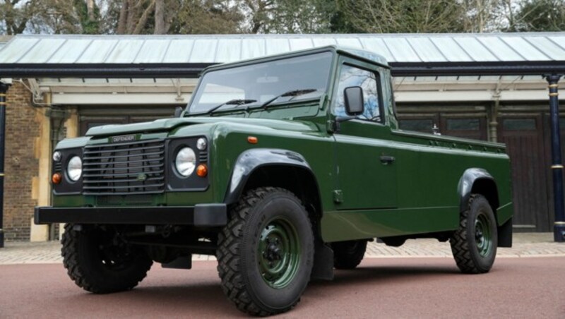 Mit diesem Land Rover Defender wird Prinz Philips Sarg bei der Trauerfeier durch Schloss Windsor gefahren. (Bild: AFP)