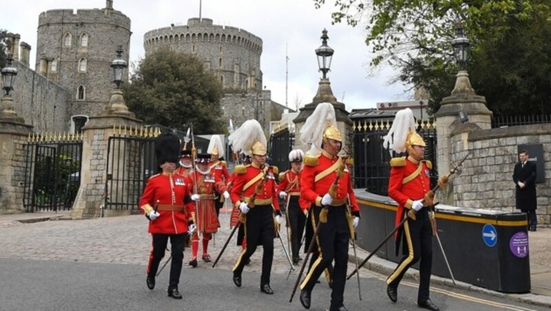 Wachen von Queen Elizabeths Garde verlassen nach der Generalprobe für Prinz Philips Trauerfeier am Samstag Schloss Windsor. (Bild: AFP )