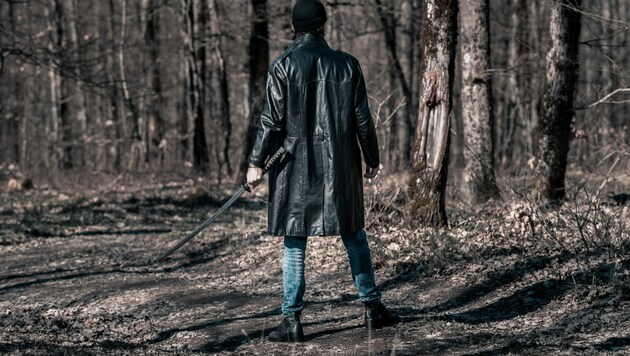 In einem deutschen Park ist ein Mann mit „einer Art Samuraischwert“ auf Polizisten losgegangen. (Bild: stock.adobe.com)