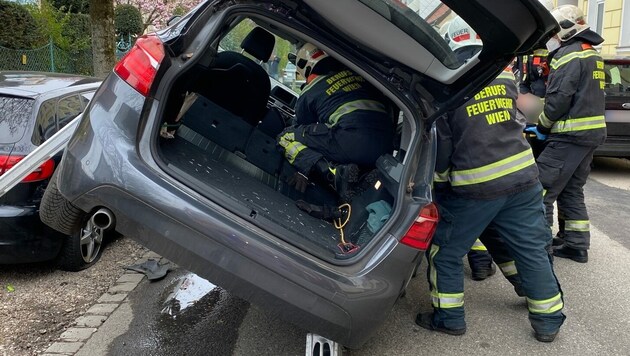 Eines der Unfallopfer musste durch ein Seitenfenster aus dem Pkw geborgen werden. (Bild: Feuerwehr Wien)