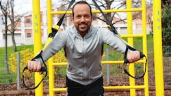 Der 37-jährige Patrick Budgen beim Work-out im Park in Wien-Hernals - wochentags moderiert er „Wien Heute “ (19 Uhr, ORF 2) und „Guten Morgen Österreich“. (Bild: Zwefo)
