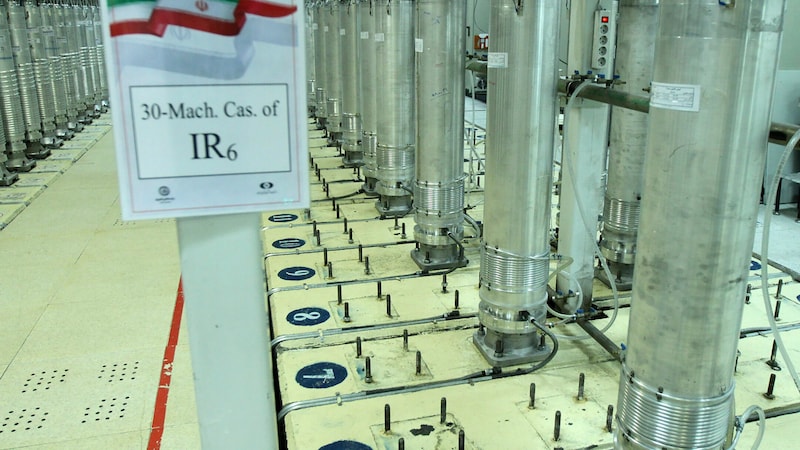 Az iráni natáni létesítményben lévő centrifugák uránt dúsítanak, amelyet potenciálisan atomfegyverek előállítására lehetne használni. (Bild: AP)