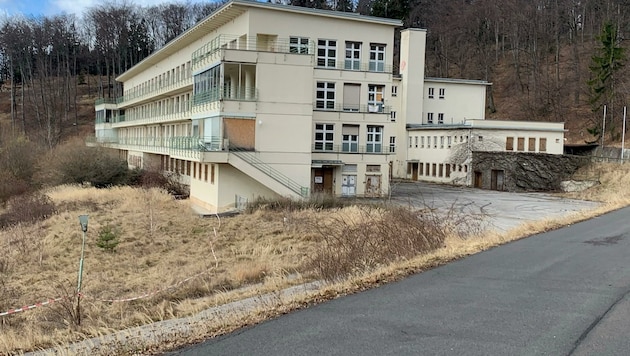 Betreten streng verboten: Dennoch lockt die ehemalige Lungenheilanstalt Hirschenstein regelmäßig Neugierige ins Südburgenland. (Bild: Schulter Christian)