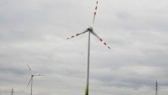 In einem Windrad-Turm wie diesem kam es zum tödlichen Absturz. (Bild: P. Huber)