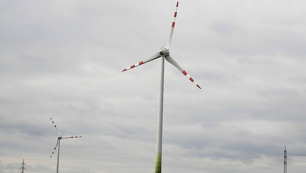 In einem Windrad-Turm wie diesem kam es zum tödlichen Absturz. (Bild: P. Huber)