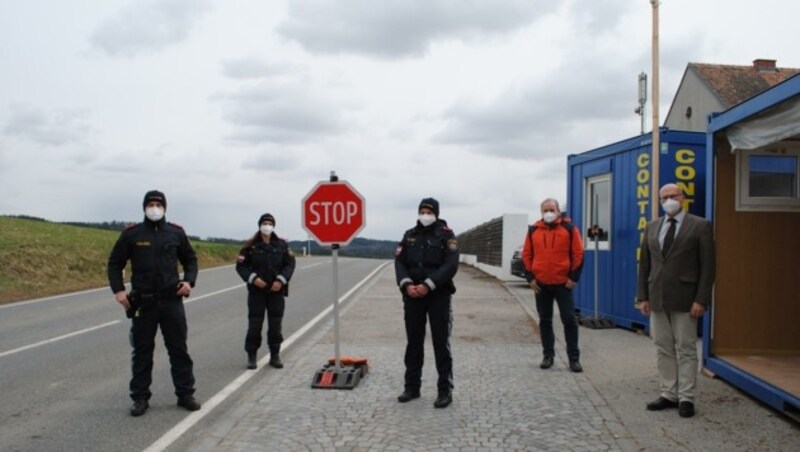 Grenzübergang Fratres: Eduard Köck mit Bezirkshauptmann Günter Stöger (o.), die Polizei erhebt Start und Ziel der Holz-Lkw. (Bild: ÖVP)