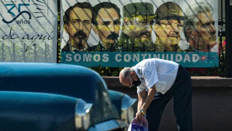 Die Kubaner kämpfen mit ihren alltäglichen Problemen, während der historische Parteikongress stattfindet. (Bild: APA/AFP/Yamil Lage)