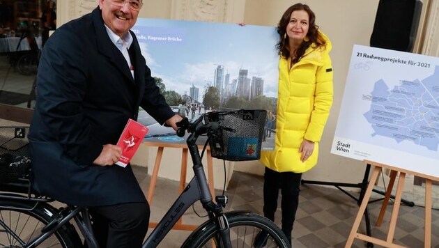 Donaustadts Bezirkschef Ernst Nevrivy und Verkehrsstadträtin Ulli Sima (beide SPÖ) bei der Präsentation der Pläne für das neue Radnetz. (Bild: Zwefo)