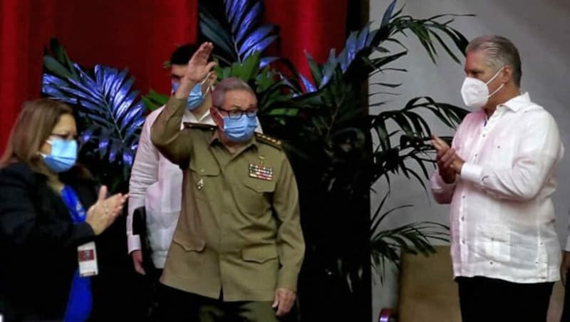 Raul Castro (links) neben dem Präsidenten Kubas, Miguel Diaz-Canel, bei der Eröffnungszeremonie des Kongress der kommunistischen Einheitspartei (Bild: APA/AFP/cubadebate.cu)