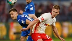 Dani Olmo (re.) im Duell mit ÖFB-Kicker Christoph Baumgartner (Bild: AFP)