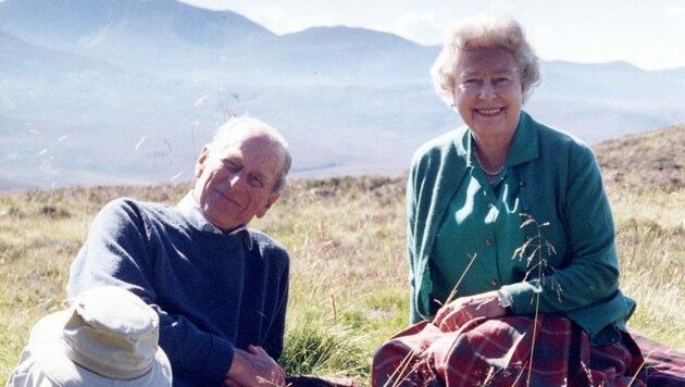 Das Foto, das von der Sophie, der Gräfin von Wessex, aufgenommen und am 16. April 2021 vom Buckingham Palace veröffentlicht wurde, zeigt die britische Königin Elizabeth II. und ihren Ehemann Prinz Philip, den Herzog von Edinburgh, am Gipfel des Coyles of Muick in der Nähe von Ballater im Cairngorms-Nationalpark in Schottland im Jahr 2003. (Bild: APA/Photo by The Countess of Wessex / BUCKINGHAM PALACE / AFP)