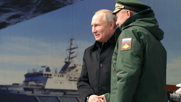 Der russische Präsident Wladimir Putin verschärft den Konflikt mit der Ukraine weiter und schickte nun 15 Kriegsschiffe ins Schwarze Meer. (Bild: AFP)