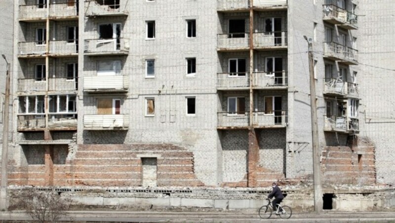 Ein zerstörtes Gebäude in der Nähe der Frontlinie in der Ostukraine. (Bild: AFP)