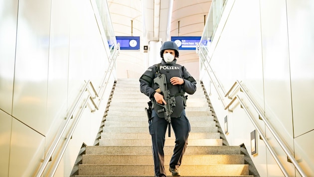 Polizisten stürmten den Zug, in dem sich der Droher befand. (Bild: Kerschbaummayr Werner)